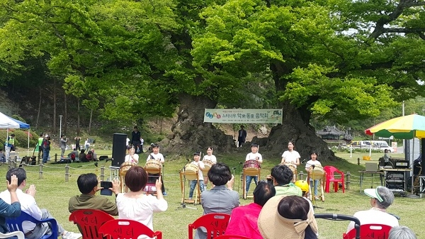 ▲화순교육지원청에서는 뽕모실 마을학교주최로 지난 4일 학생들과 지역주민이 함께 즐기는 악樂동童음악회를 개최했다.(사진제공=화순교육지원청)