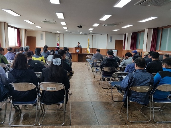 ▲전남 영암군은 학산면사무소 회의실과 신북면사무소 회의실에서 친환경 축산물 인증 지원 사업 안내와 인증 절차 및 기준에 대해 권역별 순회 교육을 실시했다.(사진제공=영암군)