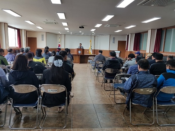 ▲전남 영암군은 학산면사무소 회의실과 신북면사무소 회의실에서  친환경 축산물 인증 지원 사업 안내와 인증 절차 및 기준에 대해 권역별 순회 교육을 실시했다.(사진제공=영암군)