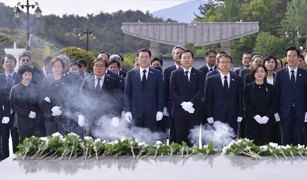 ▲이용섭 광주광역시장이 제39주년 5·18민주화운동 기념식을 앞두고 8일 오전 북구 운정동 국립5·18민주묘지를 찾아 김동찬 광주시의회 의장, 시의원, 광주시 간부공무원 등과 함께 참배 하고 있다.(사진제공=광주광역시)