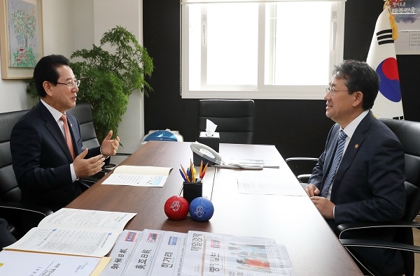 ▲김영록 전남도지사가 8일 오전 서울 국립극단 장관 집무실을 찾아 박양우 문화체육관광부장관을 면담하고 있다.(사진제공=전라남도)