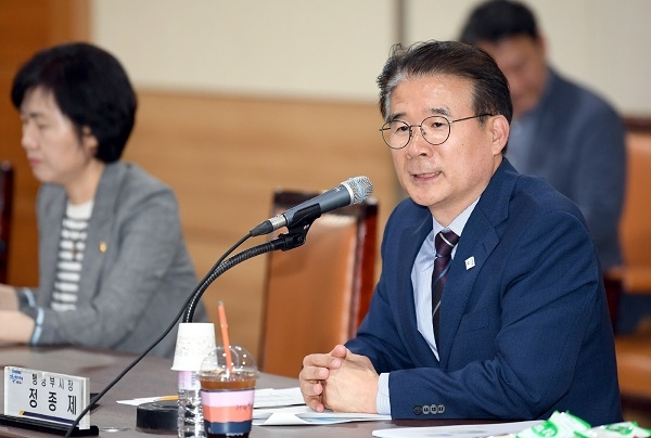 ▲정종제 광주광역시 행정부시장이 9일 오후 시청 3층 소회의실에서 열린 ‘자전거이용 활성화 용역보고회’에 참석해 회의를 주재하고 있다.(사진제공=광주광역시)