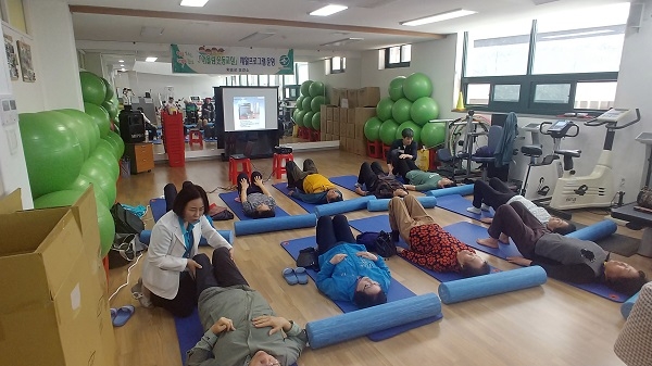 ▲전남 화순군이 지난 8일부터 지체장애인과 뇌병변장애인을 위한 ‘어울림 운동 교실’ 운영 했다.(사진제공=화순군)