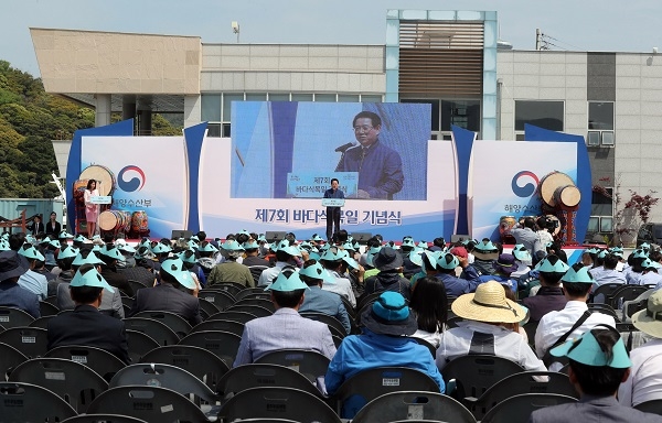 ▲10일 완도항 해변공원에서 열린 제7회 바다식목일 기념식에서 김영록 전남도지사가 인사말, 제막식 하고 있다.(사진제공=전라남도)