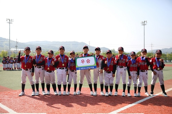 ▲무안군유소년야구단이 지난 9일 막을 내린 국내 최대 규모의 유소년야구 축제인 “2019 국토정중앙 양구 전국유소년야구대회”에서 우승을 차지했다.(사진제공=무안군유소년야구단)