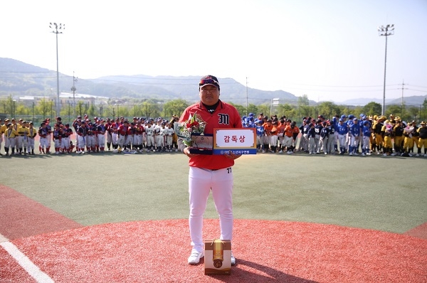 ▲2019 국토정중앙 양구 전국유소년야구대회에서 전남 무안군유소년야구단의 김동성 감독이 감독상을 수상했다(사진제공= 무안군유소년야구단)