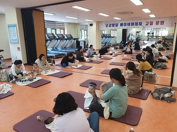 ▲전남 무안군은 오는 31일까지 남악건강생활지원센터에서 매주 금요일 총4회에 걸쳐 ‘오감발달베이비 마사지 교실’을 운영 한다.(사진제공=무안군)