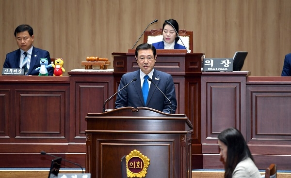 ▲이용섭 광주광역시장이 14일 광주시의회 4층 본회의장에서 열린 '2019년 상반기 시정질문'에 참석해 질의 내용에 대한 답변을 하고 있다.(사진제공=광주광역시)
