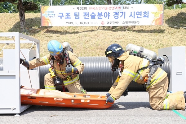 ▲광주광역시 소방안전본부는 16일 광주소방학교 훈련탑에서 ‘구조대원 팀 전술 시연회’를 개최했다.(사진제공=광주광역시)