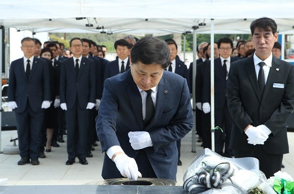 ▲장석웅 교육감 등 전남교육청 간부들이 국립 5·18민주묘지를 찾아 합동 참배했다.(사진제공=전라남도교육청)