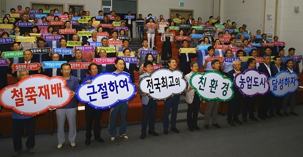 ▲전남 구례군은 24일 문화예술회관에서 민선7기 군정비전 설명과 의견청취, 농지내 묘목재배 근절을 위한 결의대회를 가졌다.(사진제공=구례군)
