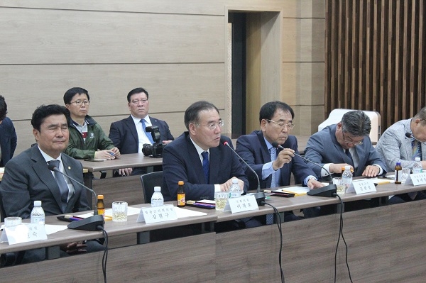 ▲이개호 국회의원은 지난 25일 영광군청에서 ㈜한국수력원자력(한수원) 정재훈사장 등 관계자들이 참석한 가운데 영광 한빛1호기 원자로 수동정지 사건에 대한 간담회를 열었다(사진제공=이개호 의원실)
