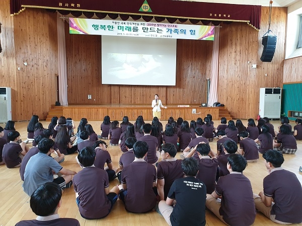 ▲전남 진도군이 최근 진도중학교에서 ‘찾아가는 인구교육’을 실시했다.(사진제공=진도군)
