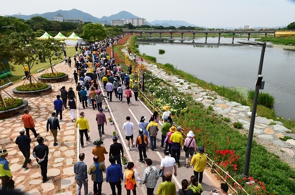 ▲황룡강 꽃길축제 꽃길 걷기대회 현장(사진제공=장성군)