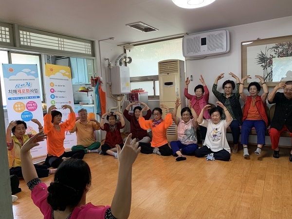 ▲광주 광산구 운남동 주민자치회가 28일 운남주공4단지 경로당에서 어르신들의 치매 예방을 위한 신바람체조 프로그램을 진행했다.(사진제공=광산구청)