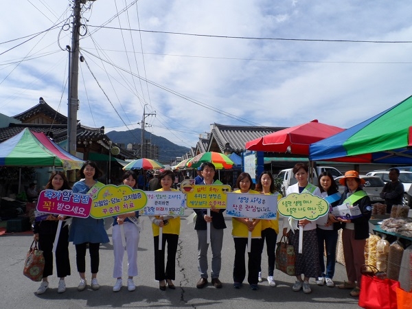 ▲구례군 보건의료원은 28일 자살예방 집중홍보기간(3~5월)을 맞아 ‘생명사랑 및 심뇌혈관질환예방 합동 캠페인’을 펼쳤다.(사진제공=구례군)