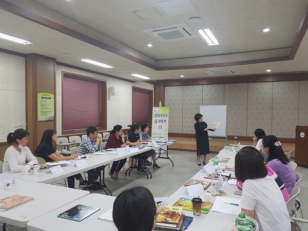 ▲전남 진도군이 오는 7월 3일까지 11주 동안 철마도서관에서 ‘그림책 교육지도사 3급 자격증반’을 운영하고 있다.(사진제공=진도군)