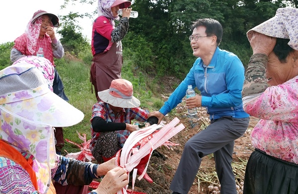 ▲이승옥 강진군수가 새벽 영농 현장을 찾아 농업인들의 의견을 듣고 있다.(사진제공=강진군)