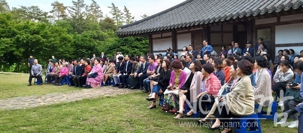▲보성군 복내면에 위치한 천연염색공예관에서 열린 삼베도령과목화아가씨 5월의 향연 행사에 많은 관광객들에게 참여 했다.(사진=이기장 기자)