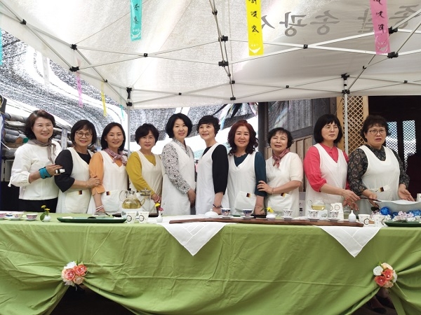 ▲광주시 다경회 회원들이 매년 법회 때 마다 참여해 차 시음 봉사활동을 무료로 실시하고 있다(사진=이기장 기자)
