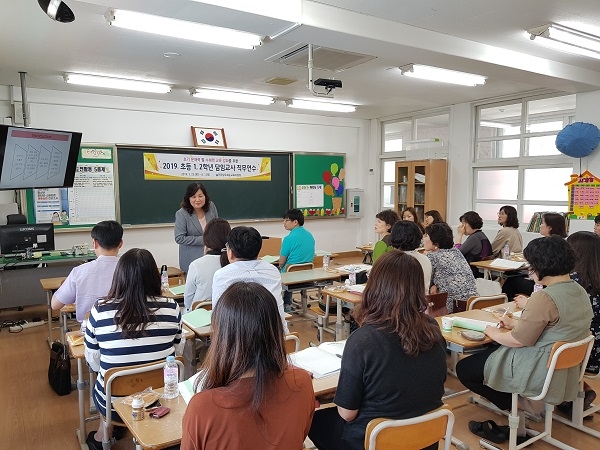 ▲화순교육지원청은 초기 문해력 및 수해력 교육 강화를 위한 ‘2019. 초등 1, 2학년 담임교사 직무연수’를 실시하고 있다.(사진제공=화순교육지원청)