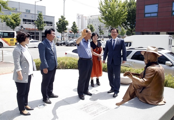 ▲문인 북구청장이 4일 북동 ‘김정호 거리’ 조성 사업 현장을 돌아보고 사업 관계자와 지역주민들의 의견을 청취했다.(사진제공=북구청)