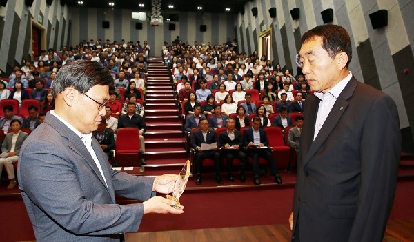 ▲ 4일 함평엑스포공원 주제영상관에서 열린 6월 정례조회에서 나윤수 함평군수 권한대행(사진 왼쪽)이 식약처장 기관표창을 전달하고 있다.(사진제공=함평군)