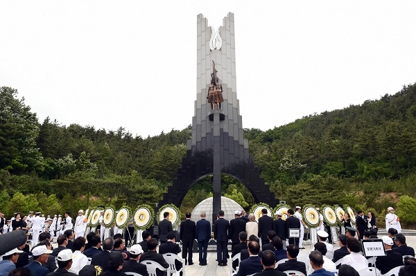 ▲지난해 현충일 참배 장면(사진제공=목포시)