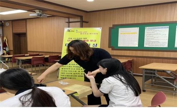 ▲영암군이 관내 고등학교로 찾아가 만 17세 이상인 학생들을 대상으로 ‘찾아가는 주민등록증 발급서비스’에 나섰다.(사진제공=영암군)