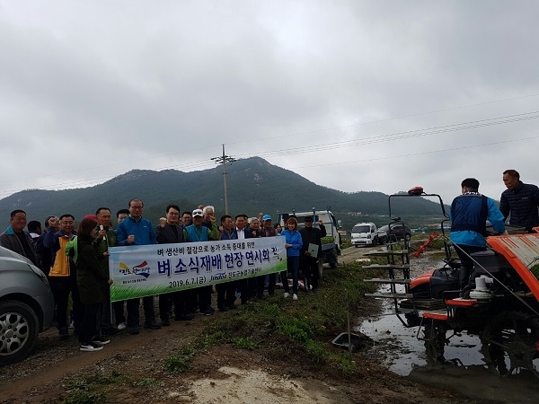 ▲진도군이 7일 관내 농가 50여명이 참석한 가운데 벼 밀파육묘 소식재배 현장 연시회를 개최했다.(사진제공=진도군)