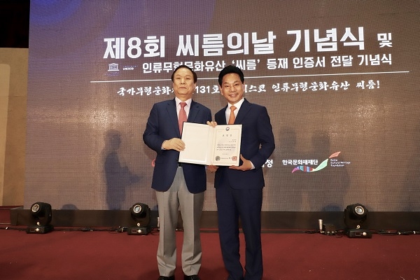 ▲전동평 영암군수가 7일 횡성군 실내체육관에서 열린 ‘2019 단오장사씨름대회 및 제8회 씨름의 날 기념식’에서 문화체육관광부장관으로부터 ‘공로상’을 수상했다.(사진제공=영암군)
