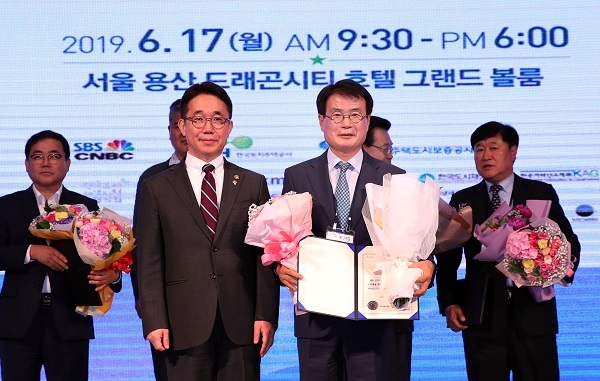 ▲강진군이 17일 ‘2019 대한민국 도시재생 심포지엄’에서 도시재생 시스템 구축 운영 분야에 국토교통부 장관상을 수상했다.(사진제공=강진군)
