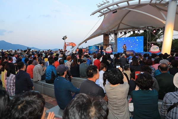 ▲완도 토요싱싱콘서트의 개막식이 지난 15일 완도해변공원에서 개최됐다.(사진제공=완도군)