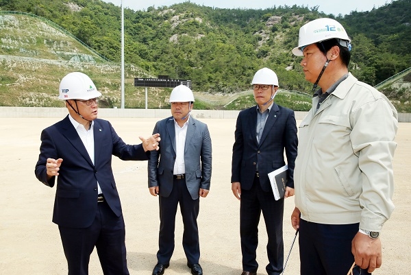 ▲지난 24일 나윤수 함평군수 권한대행이 학교면 사포관광지 2단계 조성사업 현장을 방문해 사업추진사항 전반을 점검하고 빈틈없는 사업추진을 당부하고 있다.(사진제공=함평군)