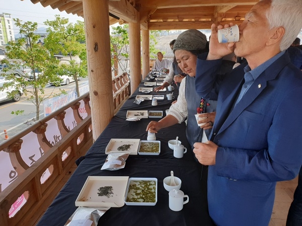 ▲지난 22일 사의재 저잣거리에서 제12회 강진야생수제차 품평대회가 개최됐다.(사진제공=강진군)