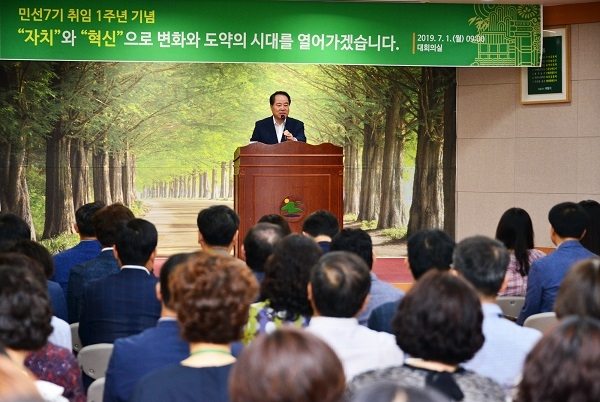 ▲최형식 담양군수는 1일 정례조회에서 직원들과 지난 1년간의 군정 주요성과를 되돌아보고 향후 계획과 비전에 대해 공유하는 소통의 시간을 가졌다.(사진제공=담양군)