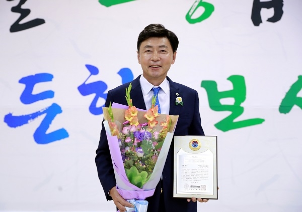 ▲김철우 보성군수은 지난 12일 ‘2019년 대한민국 자치발전대상’시상식에서 행정혁신 부문에 대상을 수상하는 영예를 안았다.(사진제공=보성군)