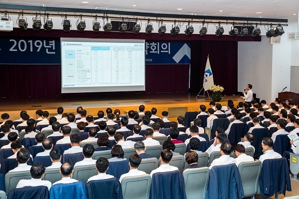 ▲광주은행은 15일 본점 3층 대강당에서 2019년 하반기 경영전략회의를 개최했다.(사진제공=광주은행)
