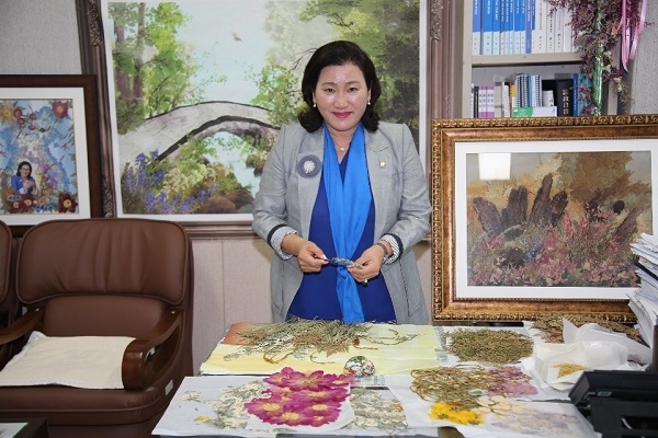 ▲구례군의회는 오는 17일부터 22일까지 서울 인사아트프라자에서 열리는‘제3회 2019 대한민국 전통공예미술 대표작가 초대전’에 이승옥 의원이 대표작가로 참가한다.(사진제공=구례군의회)
