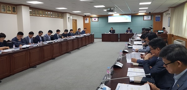 ▲목포시는 지난 16일 시청 상황실에서 민선7기 시장 공약사항 추진상황 보고회를 개최했다.(사진제공=목포시)
