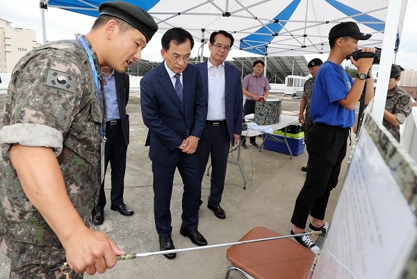 ▲김삼호 광산구청장이 19일 제5호 태풍 다나스에 대비해 남부대 등 광주세계수영대회 주요시설을 점검하고 있다.(사진제공=광산구청)
