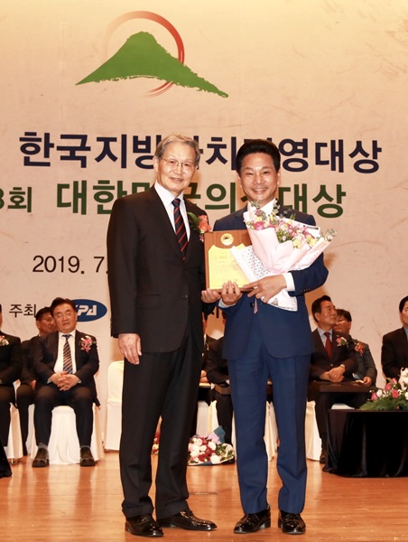 ▲전동평 영암군수는 23 ‘제24회 한국지방자치경영대상’ 시상식에서 ‘최고경영자상’수상자로 선정되는 영예를 안았다.(사진제공=영암군)