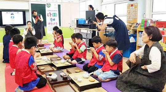 ▲전남 보성군이 도내 84개 희망 학교 중 50개 초·중·고등학교를 선정, 1억3천만 원의 사업비를 투입해 우리차 마시기 시범사업 확대에 나선다.(사진제공=보성군)