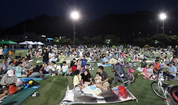 ▲광주 동구가 오는 25일 국립아시아문화전당 하늘마당에서 ‘함께하는 돗자리 영화이트’를 개최한다.(사진제공=동구청)