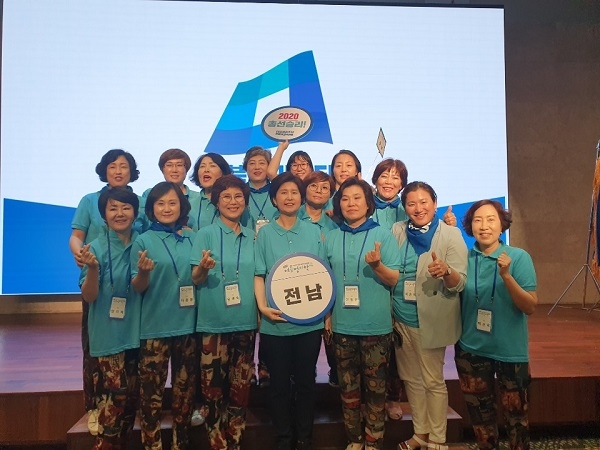 ▲이승옥 구례군의회 의원이 지난 22일 경기도 양평군 현재종합연수원에서 더불어민주당 전국여성위원회 주최로 열린 ‘2019 여성정치학교’에 참석해 백혜련 여성위원장과 전남지역 참석자들이 기념촬영했다(사진=구례군 의회)