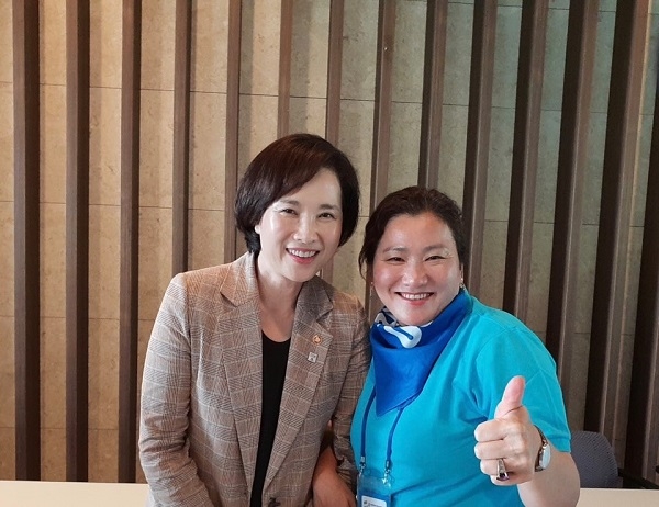 ▲이승옥 구례군의회 의원이 지난 22일 경기도 양평군 현재종합연수원에서 더불어민주당 전국여성위원회 주최로 열린 ‘2019 여성정치학교’에 참석해 유은혜 교육부 장관과 기념촬영했다(사진=구례군 의회)