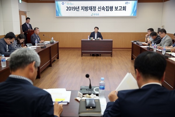 ▲강진군은 최근 군청 소회의실에서 부군수 주재 이월사업 및 신속집행 보고회를 개최했다.(사진제공=강진군)