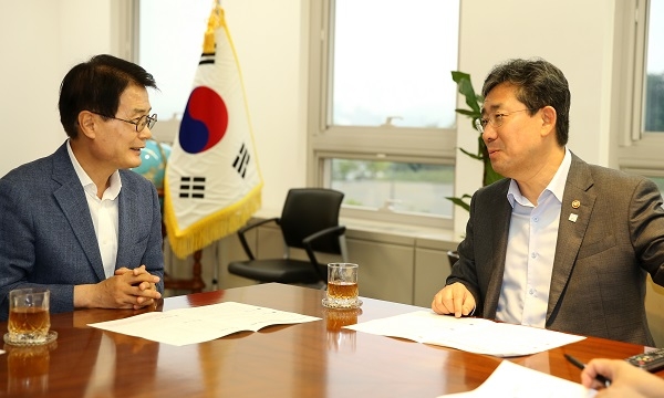 ▲이승옥 강진군수가 박양우 장관을 만나 국비확보 면담을 하고 있다.(사진제공=강진군)