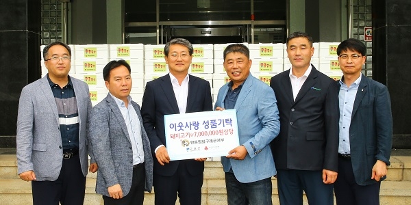 ▲26일 (사)대한한돈협회 구례군지부가 돼지고기 1,344kg(700만 원 상당)을 전달하는 기탁식을 가졌다.(사진제공=구례군)