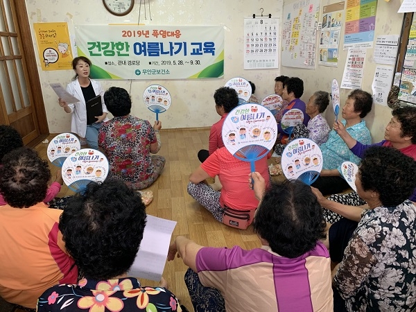 ▲무안군은 경로당과 가정을 직접 방문하여 혈압 혈당 검사, 건강 상담 및 폭염 대비요령 교육 등을 실시했다.(사진제공=무안군)